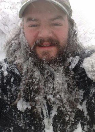 MED SN� I SKJEGGET: Sn�en kom overraskende tidlig p� Asle Hansen og familien i �r. Ikke uvanlig med sn� i fjellet p� denne tiden, p�peker meteorolog.  MMS-FOTO: ASLE HANSEN
