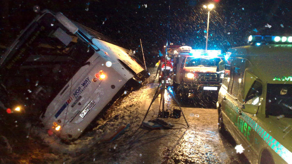 BUSSVELT:
En person omkom og fem ble skadet da en buss p� vei fra Oslo til �lesund kj�rte av veien ved Billingen i Skj�k i Oppland natt til tirsdag. 
Foto: Elias Sperstad / Gudbrandsd�len Dagningen / Scanpix