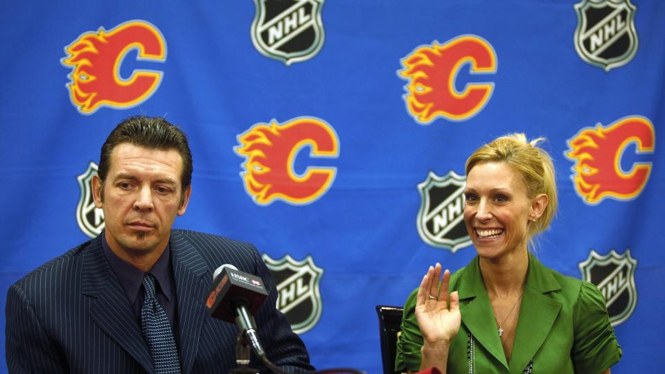 PRESSEKONFERANSE I NATT: NHL-legenden Theoren Fleury tok med kona Jennifer da han annonserte at han likevel ikke gj�r comeback. Foto: REUTERS/Todd Korol