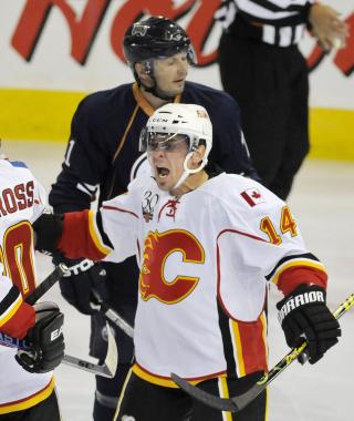 PR�VDE SEG I TRENINGSKAMP: Theo Fleury fant ut at han ikke er god nok etter seks �rs pause. Foto: REUTERS/Dan Riedlhuber