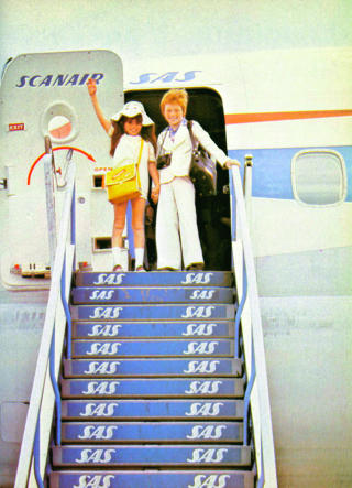 BARNA KOMMER! Syden ble �pnet for barn p� 1980-tallet, og det var moderne � kj�pe bilder av seg selv i flytrappen. Sydenreisen var i ferd med � bli mer l�ssluppen. Foto: �Charter - 50 �r til Syden�/Vega forlag