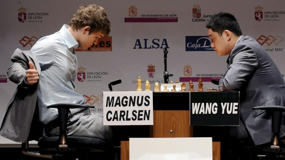 M�TER HJEMMEH�P: Etter to seirer i Kina m�ter Magnus Carlsen kinesiske Wang Yue i morgen. Her under en turnering i Spania i juni. Foto: EPA/J. CASARES