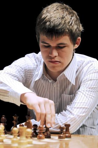 N� SKAL DET G� FORT: Magnus Carlsen skal fra i morgen spille lynsjakk mot resten av verdenseliten. Foto: Scanpix