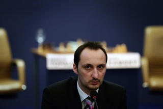 TAPTE MOT MAGNUS: F�rsterangerte Veselin Topalov ble utspilt i Kina. AFP/BORYANA KATSAROVA