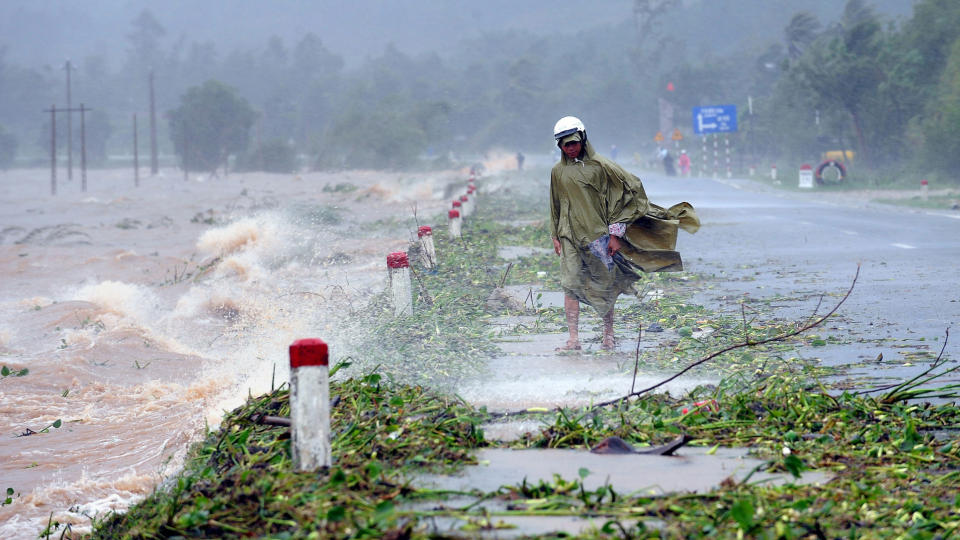 BL�SER SEG OPP: En ung mann i strandkanten utenfor byen Danang i Vietnam, der tyfonen Ketsana slo inn i dag. Snart er den p� sitt sterkeste. Foto:  AFP PHOTO / HOANG DINH Nam