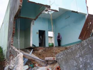  KOLLAPS: En kvinne st�r i det kollapsede huset sittt i Kon Tum, Vietnam. Foto: EPA/THANH NIEN ONLINE NEWSPAPER.