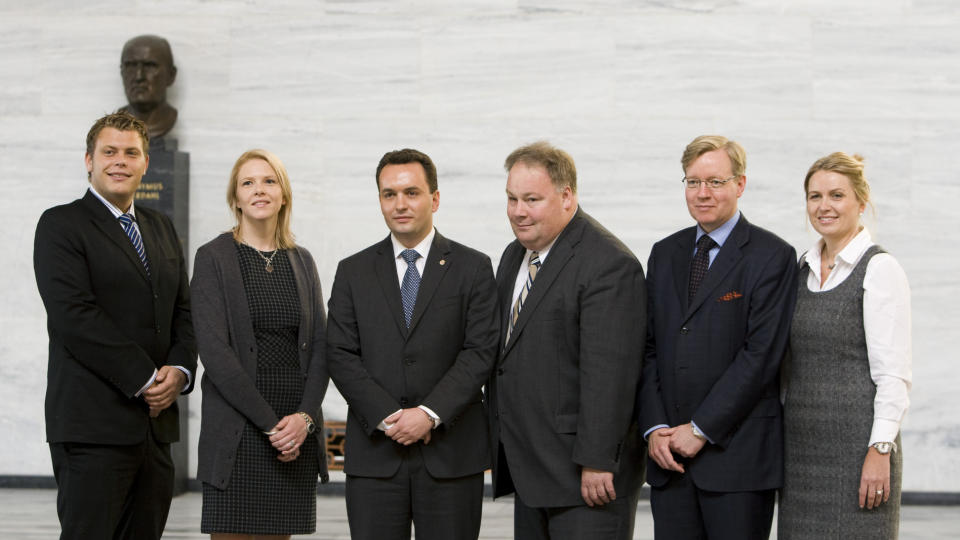 SKAL STYRE HOVEDSTADEN: Oslos nye byr�d stiller seg opp for fotograferingen etter innsettelsen i formiddag i Oslo r�dhus. Fra v: J�ran Kallmyr (31), Fremskrittspartiet, byr�d for samferdsel, milj� og n�ring, Sylvi Listhaug (31), Fremskrittspartiet, byr�d for eldre og sosiale tjenester og byr�dets nestleder, Byr�dsleder Stian Berger R�sland, B�rd Folke Fredriksen (42), H�yre, byr�d for byutvikling, Torger �degaard (42), H�yre, byr�d for kultur og utdanning og Kristin Vinje (46), H�yre, byr�d for finans. Foto: SCANPIX