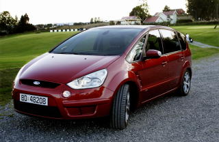 HVIS PENGER IKKE ER EN HINDRING:  Ford S-max koster fort 100.000 mer enn de andre i testen. Vi er fristet til � si at den er verdt det. Foto: Rune Myhre