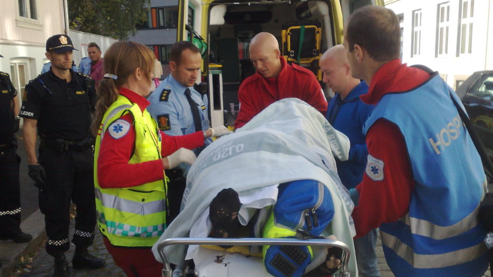 HENTET AV AMBULANSE: En kvinne ble skadd etter et fall fra et vindu i en boligblokk i Oslo sentrum i ettermiddag. Foto: ARNA VIKANES S�RHEIM