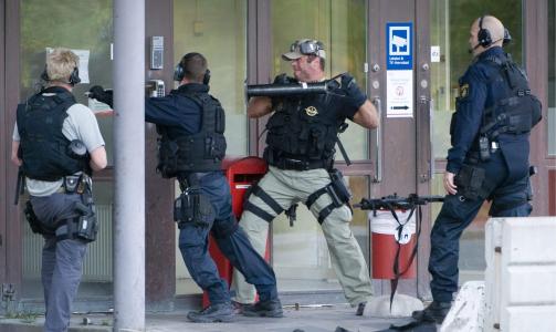 STAKK FRA POLITIET: Svensk politi ble satt p� bakken da ranerne stakk av i helikopter. Ranerne plantet en mistenkelig kasse ved politiets helikoptre og kunne dermed ikke lette. Foto: Scanpix