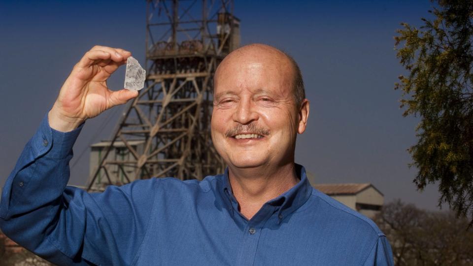 ENORM: Diamanten som ble funnet i en gruve i S�r-Afrika og skal v�re den nittende st�rste noensinne funnet. Firmaet Petra Diamonds stod bak funnet. Her holder sjefen Johan Dippenaar opp stenen. Foto:  EPA/PETRA