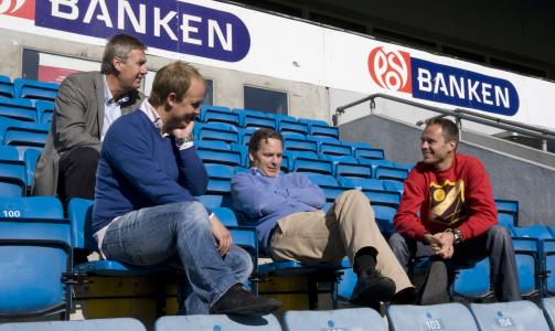 MOT LYN-L�SNING:  Talsmann for Bastionen Jan Briseid (th), styreformann i Olja Lyn Odd Karlsrud (tv.bak), informasjonssjef Joachim Westher Andersen (tv.foran) og Lyn-direkt�r Erik Langerud (midten foran) kan etter alt � d�mme glede seg over at redningen er n�r for osloklubben.
Foto: Bj�rn Sigurds�n / Scanpix