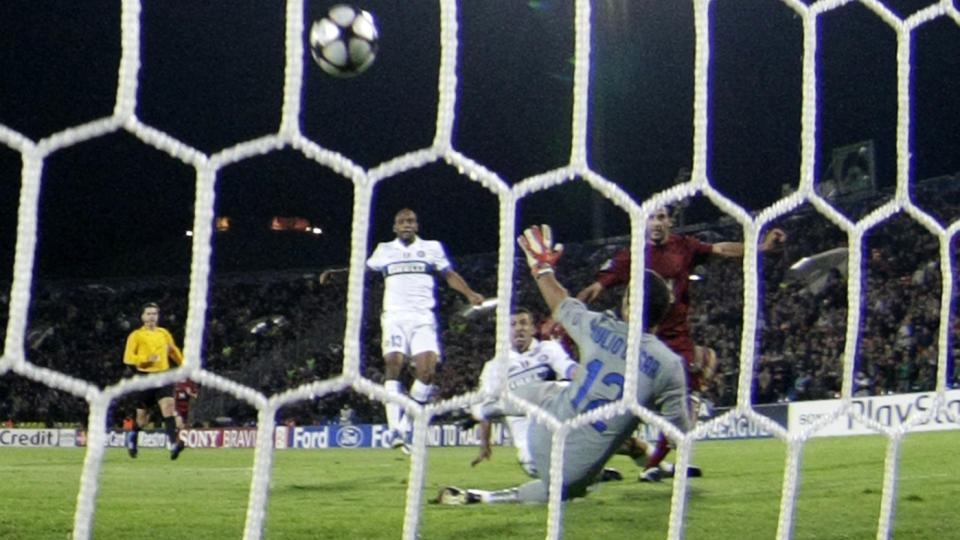 PERLESCORING: Alejandro Dominguez vartet opp med en perlescoring mot Inter. Dommer Terje Hauge i gult m�tte fram med det r�de kortet til Inters Mario Balotelli etter en times spill.Foto: SCANPIX/AP Photo/Ivan Sekretarev
