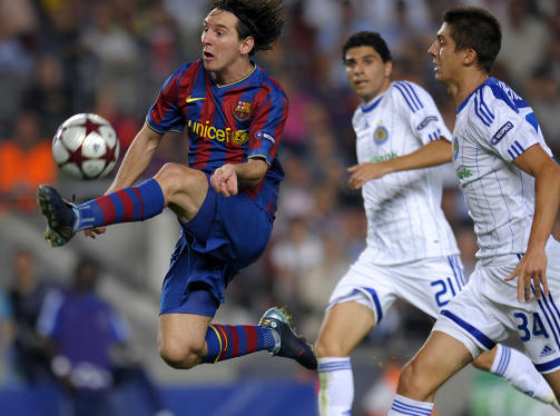 SUVEREN: Messi flyr i lav h�yde forbi Kievs Gerson Magrao og Yevhen Khacheridi.Foto: Lluis Gene, AFP/Scanpix