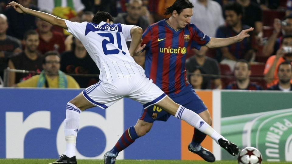 BARE GLIR FORBI: Barcelonas lille argentiner Lionel Messi leker seg forbi Dinamo Kievs Gerson Magrao. Foto: Gustau Nacarino, Reuters/Scanpix