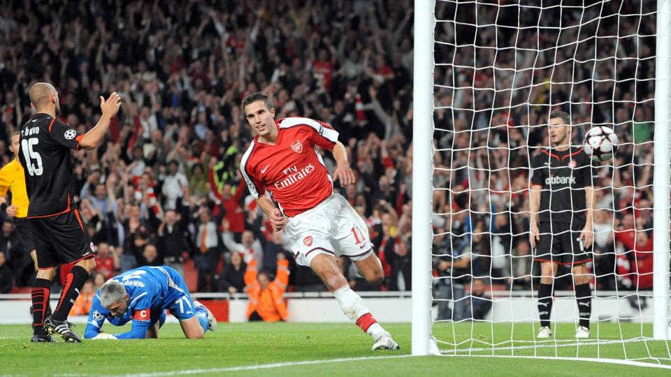 SEIN UTTELLING: Robin van Persie og Arsenal sleit med uttellinga, men fikk omsider hull p� byllen 12 minutter f�r slutt.Foto: SCANPIX/EPA/GERRY PENNY
