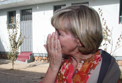 STERKT M�TE: Forsvarsminister Anne-Grete Str�m-Erichsen har engasjert seg personlig for de fengslede kvinnene i Meymaneh. Selv om forholdene har blitt bedre, er historiene deres til � gr�te av. Foto: Kristoffer Egeberg / Dagbladet