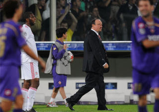 ALT GIKK GALT: Rafa Benitez var ikke n�dig i dommen over Liverpools f�rste omgang mot Fiorentina.Foto: SCANPIX / AFP PHOTO / ALBERTO PIZZOLI