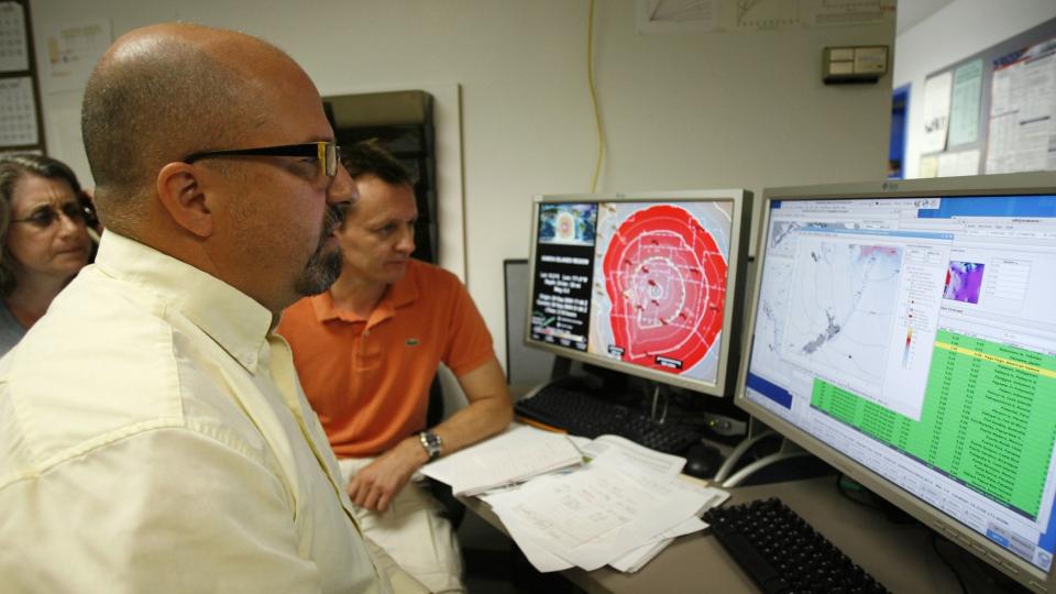 SENDTE UT TSUNAMIVARSEL: Christopher Moore (t. v.) og Visily Titov iakttar tsunamivarselet fra Pacific Tsunami Warning Center in Ewa Beach. Varselet er n� avlyst. Foto: REUTERS/Hugh Gentry/Scanpix