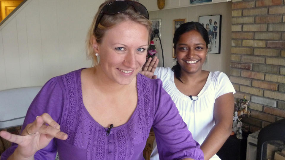 PINSEHINDU: Pinsevennen Anne Louise H�bert l�rer � danse som Shiva hjemme hos Ravinea Kirupamurthy i �Oh My God� p� NRK1 i kveld. FOTO: NRK