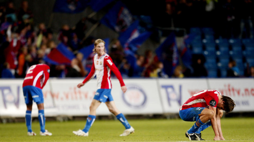 KJEMPER MOT KLOKKA: I ettermiddag kan FC Lyn v�re historie i norsk fotball. N� kommer Norsk Toppfotball klubben til unnsetning, ved � utbetale 1,6 millioner kroner fra nedrykksfondet p� forskudd. 
Foto: Kyrre Lien / Scanpix