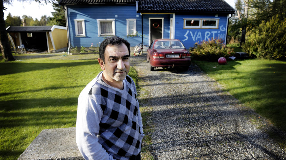 RASER: Ashti Bamarni (45) og familien v�knet opp til denne skriften p� husveggene deres i g�r morges. N� har familien anmeldt forholdet. Foto: John Terje Pedersen