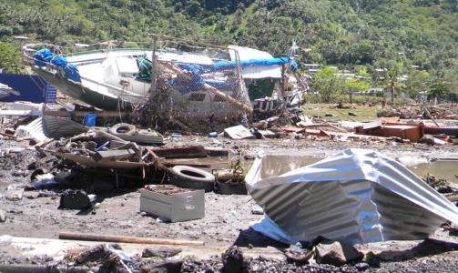 SKYLT P� LAND: Denne b�ten p� Samoa ble skylt p� land av vannmassene. Foto: REUTERS/Cynthia Luafalealo/Scanpix