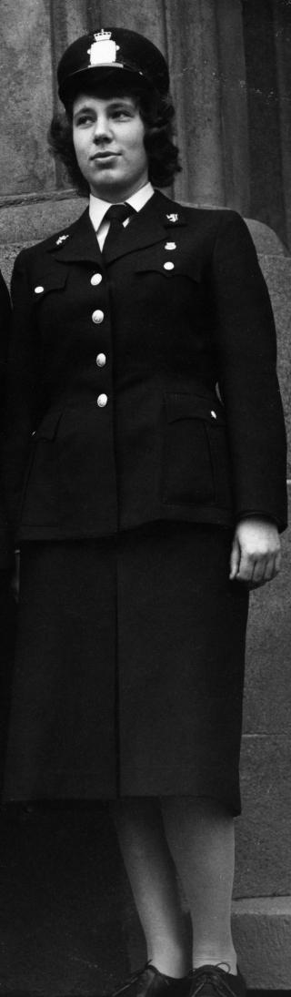 UTEKSAMINERT I 1959: I 1958 ble kvinner likestilt med menn ved ansettelse i politiet. Det f�rste kull kvinnelige politifolk ble uteksaminert ved Politiskolen i Oslo 1959. Her ser vi Grete Kristmoen (f�dt Thoresen).
Foto: NTB / SCANPIX
