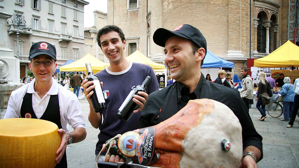 MATGLEDE: Smak p� parmesanost, lokale viner og den ber�mte parmaskinken p� torget i Parma. Luca, Marco og Andrea frister med lokale produkter laget i omr�det. 
Alle foto: Kirsten M. Buzzi