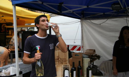 VINSMAKING: Marco Montani demonstrerer viner fra Monte delle Vigne p� torget i Parma.