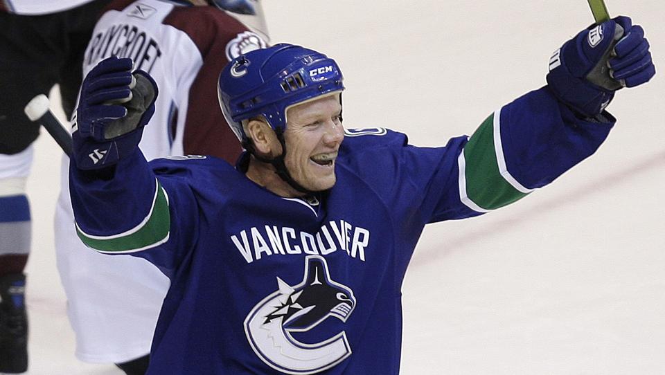 KOM TIL NHL I 1990: Vancouver Canucks' Mats Sundin gir seg som hockeyspiller. Foto: REUTERS/Lyle Stafford