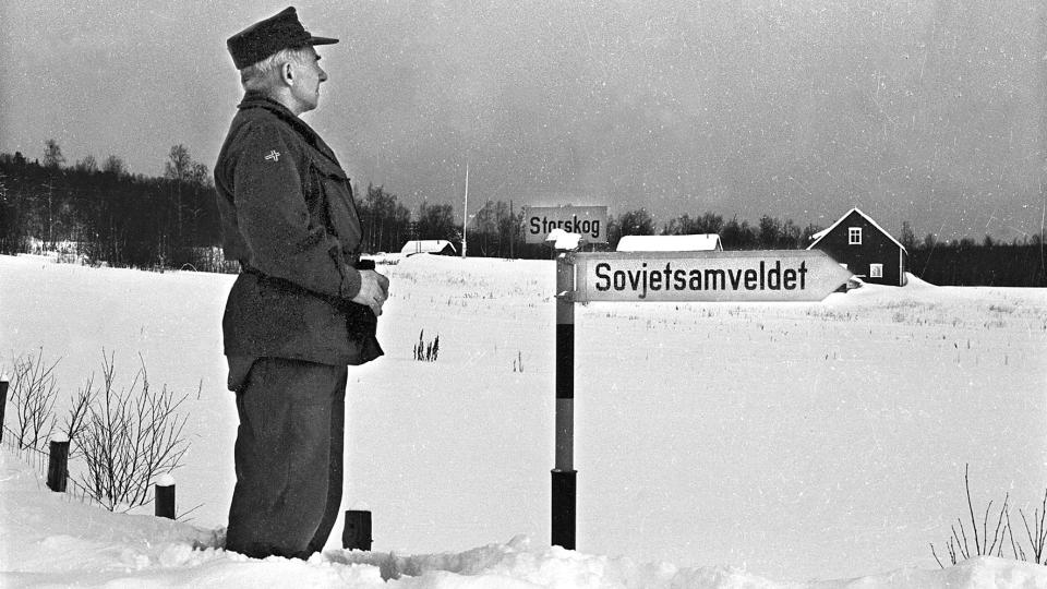 GRENSELAND: Sersjant Tharaldsen ved Storskog. Norge var eneste NATO-land med direkte grense mot Sovjet. Foto: Isfront/Gyldendal norsk forlag