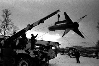 HONEST JOHN: Fra Bardufoss skulle raketten «Honest John» beskytte Norge (frem til 1964) med en rekkevidde på 3 mil. Den var totalt ubrukelig med mindre man satte atomstridshode på den. Foto: Isfront/Gyldendal norsk forlag HONEST JOHN: Fra Bardufoss skulle raketten «Honest John» beskytte Norge (frem til 1964) med en rekkevidde på 3 mil. Den var totalt ubrukelig med mindre man satte atomstridshode på den. Foto: Isfront/Gyldendal norsk forlag