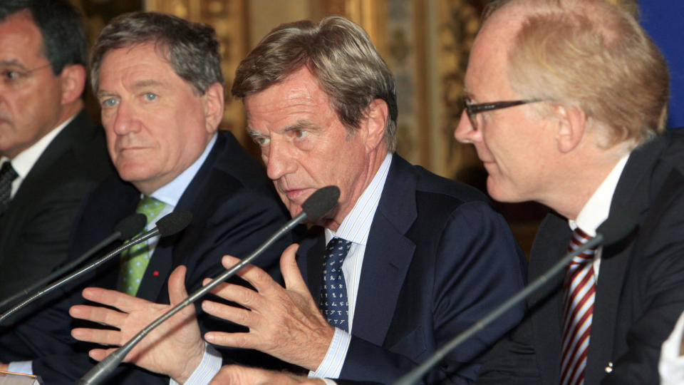 MED STERKE MENINGER:  Frankrikes utenriksminister Bernard Kouchner (midten), FNs spesialutsending til Afghanistan, norske Kai Eide (t.h), og amerikanernes spesialutsending til Afghanistan og Pakistan (t.v) er her p� en pressekonferanse i Paris tidligere denne m�neden. Eide har tidligere gitt uttrykk for at han og amerikanerne har noe ulikt syn p� hvordan Afghanistan skal bli et fredeligere sted � v�re. N� ser det ut til at Kai Eide har vunnet f�rste runde; If�lge en rekke medier m� n� Eides amerikanske stedfortreder, Peter Galbraith, n� forlate Afghanistan etter uenigheter mellom Eide og amerikaneren. Foto: Afp/Scanpix