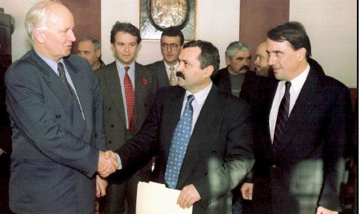 DEN GANGEN DA:  Her er Thorvald Stoltenberg (t.v) sammen med Peter Galbraith (t.h) p� tidlig 1990-tall, da de begge jobbet for fred p� Balkan. Thorvald Stoltenberg ble til sist skj�vet ut p� sidelinja, mens amerikanerne, med Galbraith og Richard Holbrooke i spissen, tok over. I midten er serbernes sjefsforhandler Milan Milanovic. Foto: Reuters