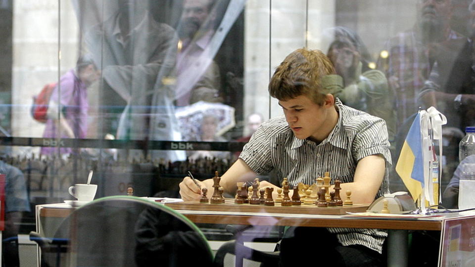 REMIS ETTER TO SEIRER: Magnus Carlsen ligger godt an til � vinne f�rstepremien p� omlag 700 000 kroner i Kina. Her under en turnering i Bilbao tidligere i �r. Foto: HANS ARNE VEDLOG