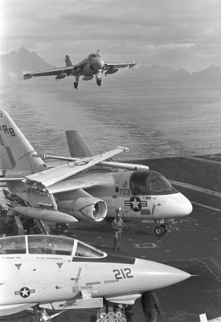 HANGERSKIP FOR FØRSTE GANG: Disse flyene ble sendt inn mot Lofoten i september 1985. USA under Ronald Reagan hadde lagt om forsvarsdoktrinen i nord. Her lander et jagerfly på USS America, Røst i bakgrunnen. Foto: Scanpix. HANGERSKIP FOR FØRSTE GANG: Disse flyene ble sendt inn mot Lofoten i september 1985. USA under Ronald Reagan hadde lagt om forsvarsdoktrinen i nord. Her lander et jagerfly på USS America, Røst i bakgrunnen. Foto: Scanpix.