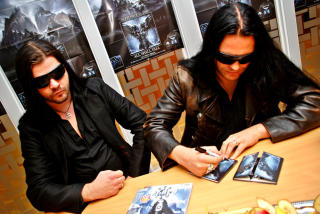 VANT DEN NYE SKIVA: Immortal-grunnleggerne Demonaz (til venstre) og Abbath signerer deluxe-utgaver av �All Shall Fall�-CD'n for Dagbladet.no-leserne. Morten Granli fra Drammen og Eivind Schaatun fra Trondheim svarte riktig p� at bandets svenske produsent heter Peter T�gtgren, og f�r dem i posten. Foto: P�L NORDSETH/DAGBLADET