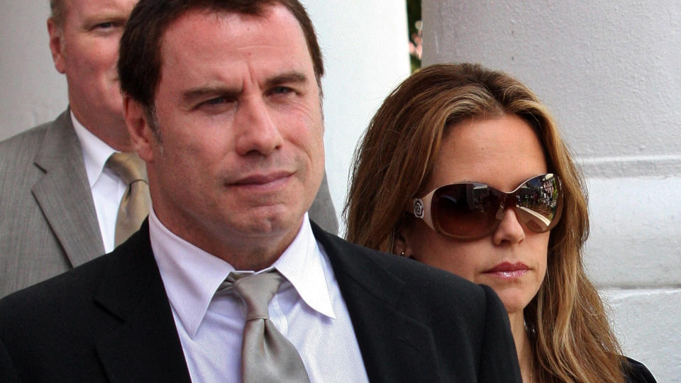  P� BAHAMAS:  Skuespiller John Travolta forlater rettssalen p� Bahamas sammen med kona Kelly Preston. Foto: AP Photo/Kris Ingraham