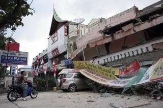 RASTE SAMMEN: Det skal stort sett ha v�rt st�rre forretningsbygg som raste sammen. Foto: REUTERS/Muhammad Fitrah/Singgalang Newspaper/Scanpix