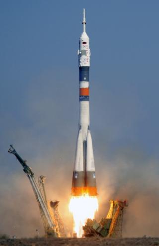 P� VEI: Laliberte startet sirkuslivet som flammesluker og styltegjenger. Men flammene fra den russiske Soyuz TMA-16-raketten overg�r det meste han har slukt. Og m�let kan ikke n�s med stylter. Foto: EPA/SERGEI ILNITSKY/SCANPIX