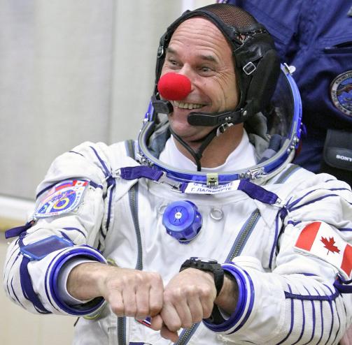 SISTE MANN UT: Multimilliard�ren har med seg klovneneser til de andre romfarerne. Han blir trolig den siste romturisten p� noen �r, ettersom de russiske Soyuz-kapselene vil bli fulle av haikende amerikanere n�r romfergene pensjoneres. Foto: EPA/SERGEI ILNITSKY/SCANPIX