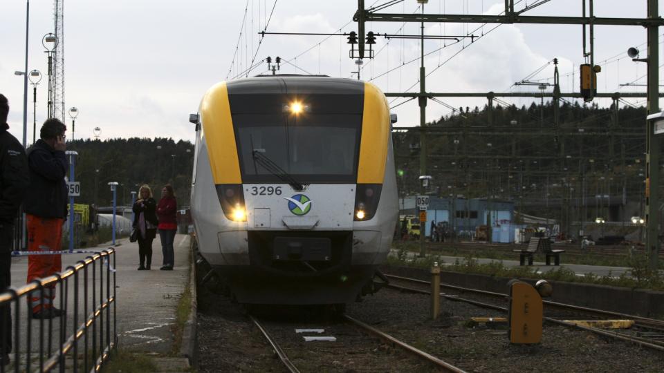 HER KLATRET HAN: Gutt (17) fra Halden klartet opp p� dette toget i Uddevalla da han fikk st�t og falt livl�s mot bakken. FOTO: ROBERT BETZEHAG/RESCUE PHOTO SCANPIX SWEDEN