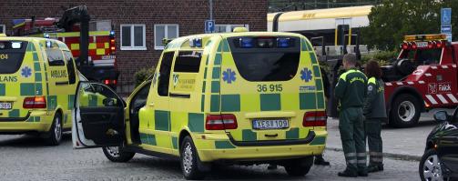 BLE FRAKTET BORT: Flere ambulanser kom til stedet etter ulykken og 17-�ringen ble fraktet til sykehuset, men livet stod ikke til � redde. FOTO: ROBERT BETZEHAG/RESCUE PHOTO SCANPIX SWEDEN