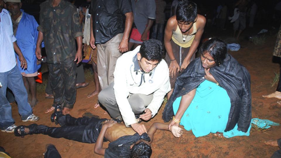 FLERE DRUKET: En turistb�t kantret i India og minst 32 personer druket. Her gjenoppliver p�r�rende en av de skadde. Foto: AP