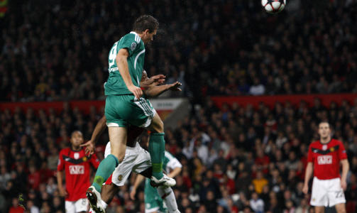 OFFSIDE: Wolfburgs Edin Dzeko headet inn lederm�let - men burde v�rt avbl�st for offside. Foto: Jon Super, AP/Scanpix
