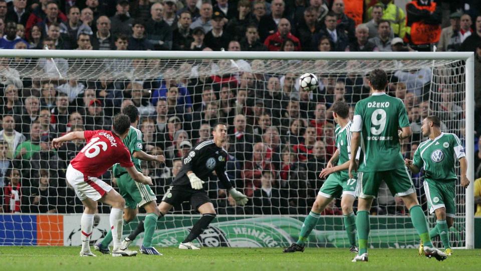 AVGJ�RELSEN: Manchester Uniteds Michael Carrick (nr. 16) skrur ballen opp i h�yre hj�rne og sikrer seier etter at Wolfsburg tok ledelsen. Foto: Lee Sanders, EPA/Scanpix