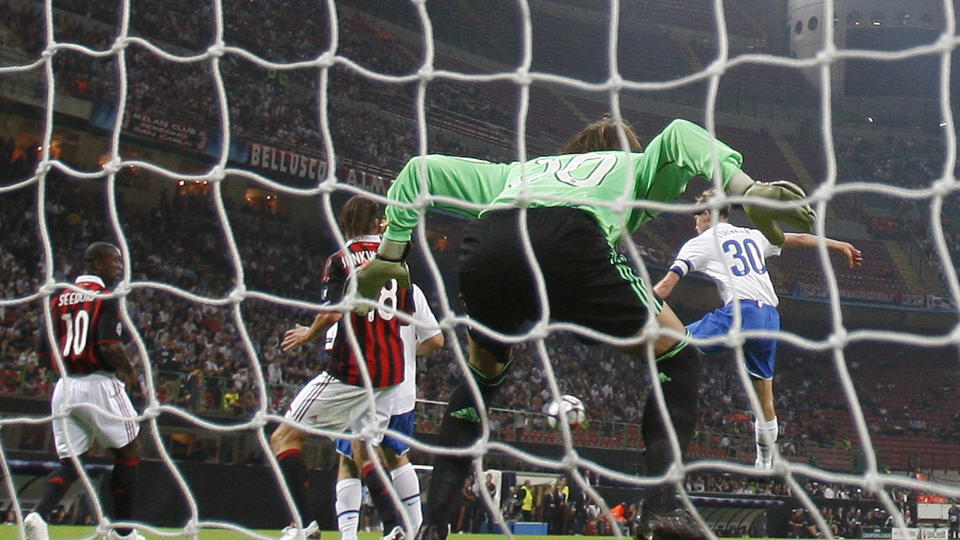 FINSK FINESSE: Den tidligere Viking-stopperen Hannu Tihinen hoppet opp og sakse-h�lsparket inn det eneste m�let mellom Z�rich og Milan p� San Siro. Det betyr mer tr�bbel for Milan-trener Leonardo. Foto: Luca Bruno, AP/Scanpix