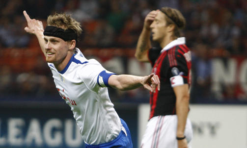 SISU P� SAN SIRO: Tihinen feirer mens Milans kaptein Massimo Ambrosini fortviler. Foto: Luca Bruno, AP/Scanpix