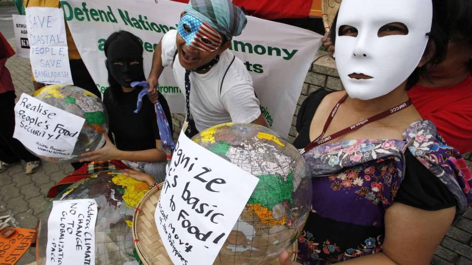 KLIMAKRIG: Her demonstrerer klimaaktivister i Bangkok. En massiv e-postlekkasje har gitt klimaskeptikerne vann p� m�lla. Foto: REUTERS/Sukree Sukplang/Scanpix